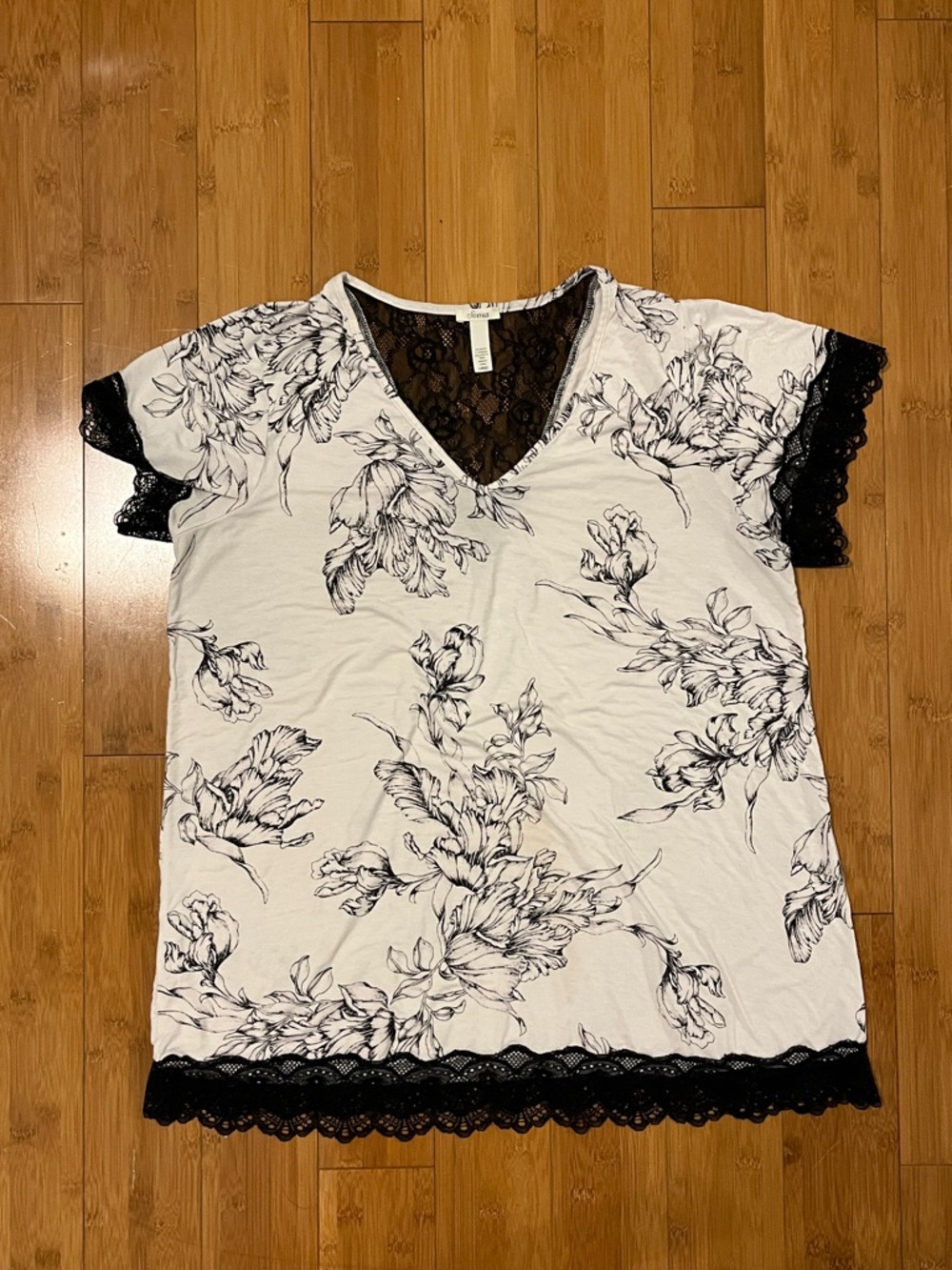 Soma cool nights White V-Neck Tee with Black Floral Print & Black Lace large - Picture 1 of 8